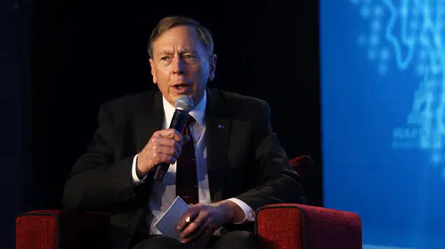 Petraeus'tan acil değişim çağrısı