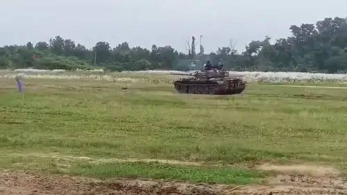 Bangladeş Ordusu'na ait tankta mühimmat patladı